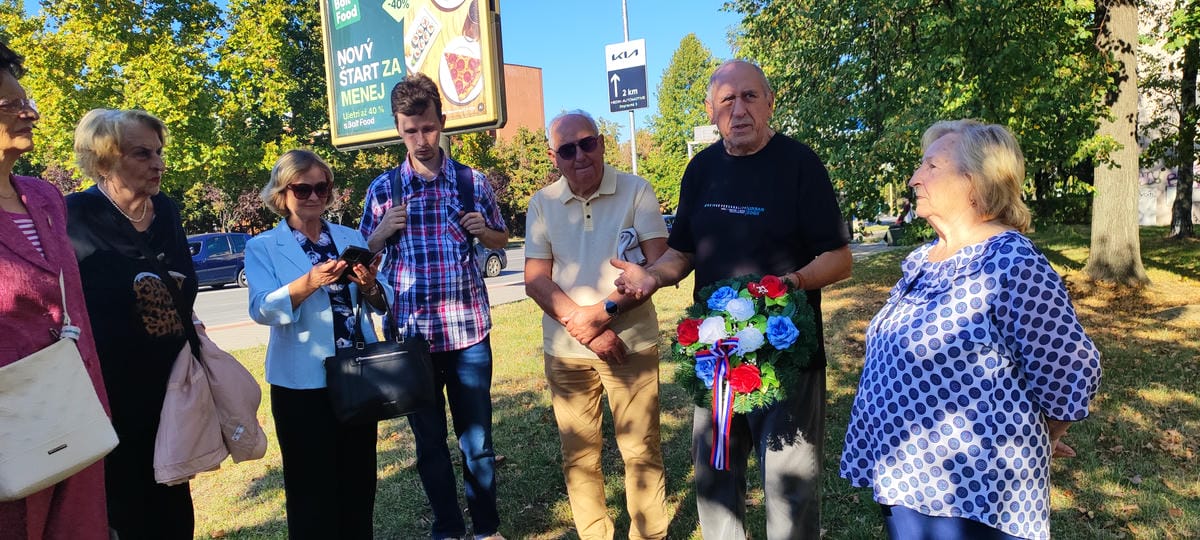 Košický matičiari s venčekom počas spomienkového podujatia